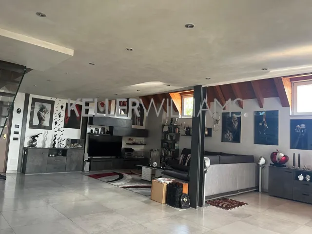 Appartamento in vendita a Viggiù, foto 2 di 28