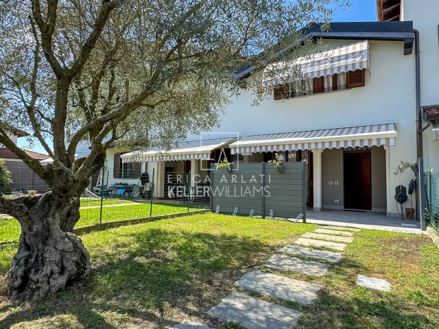 Villetta in vendita a Uggiate Trevano, foto 1 di 56